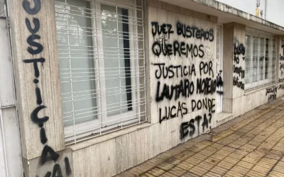 La manifestación al Juzgado de Garantías Nº 5 de Julián Busteros terminó en vandalismo contra el frente del edificio