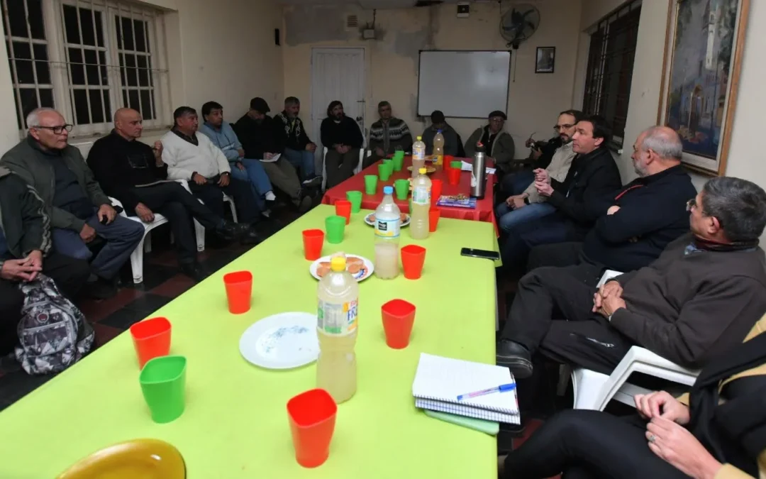 Andrés Watson junto a sacerdotes y diáconos católicos