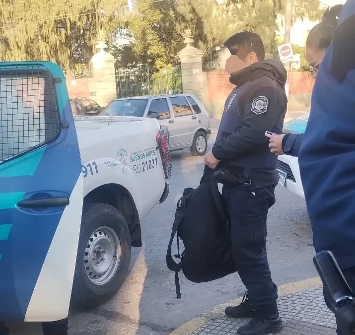 Detienen a policía uniformado por circular con una moto secuestrada