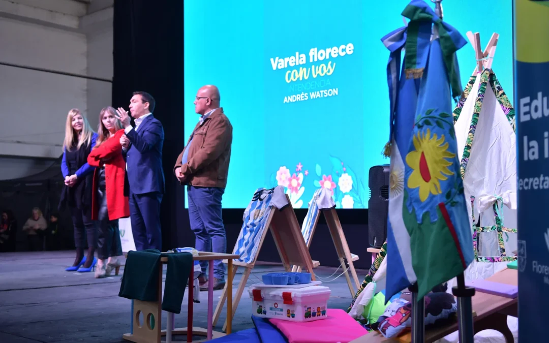 Andrés Watson y Juliana di Tullio entregaron  materiales a Jardines Municipales de Varela