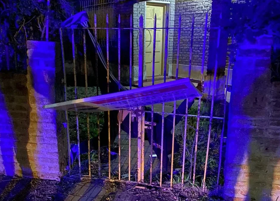 Bosques: quiso saltar la reja de  una vivienda y quedó ensartado