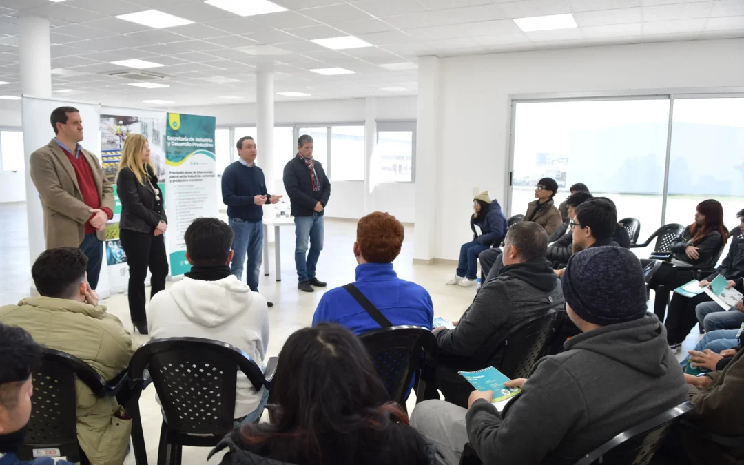 Taller y elementos escolares para  estudiantes secundarios de Varela