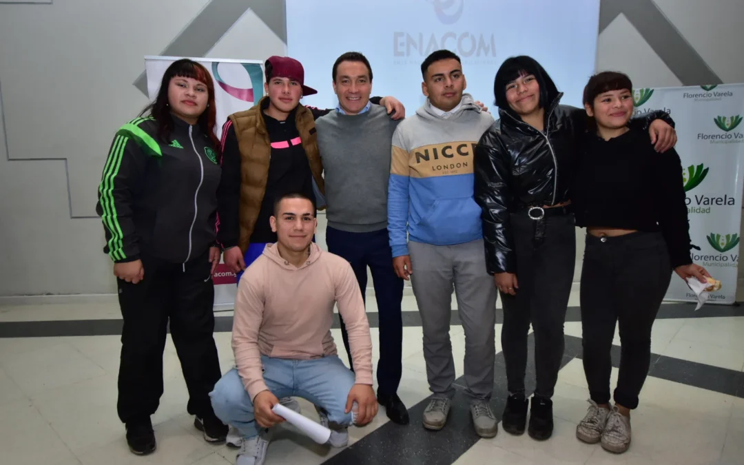 Entregaron más de 260 tablets del Programa  «Conectando con Vos» a jóvenes varelenses