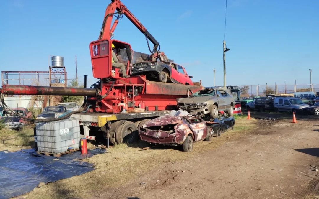 Comenzó la compactación de vehículos en el depósito judicial municipal
