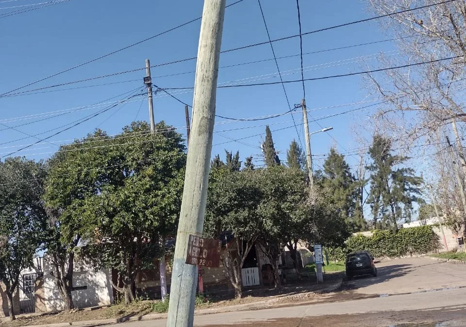 Colocan luminarias Led en palos  de luz que están a punto de caer