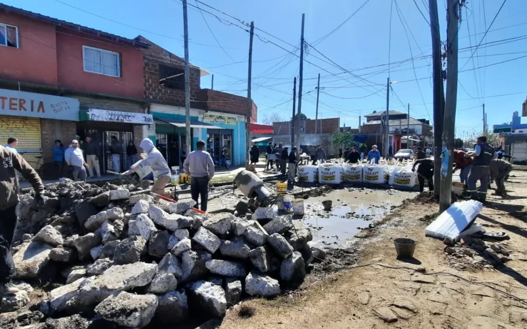 En San Rudecindo los vecinos reparan la calle principal