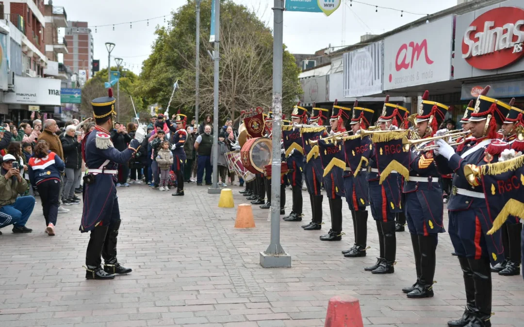 La Fanfarria del Regimiento de Granaderos a Caballo en la Peatonal