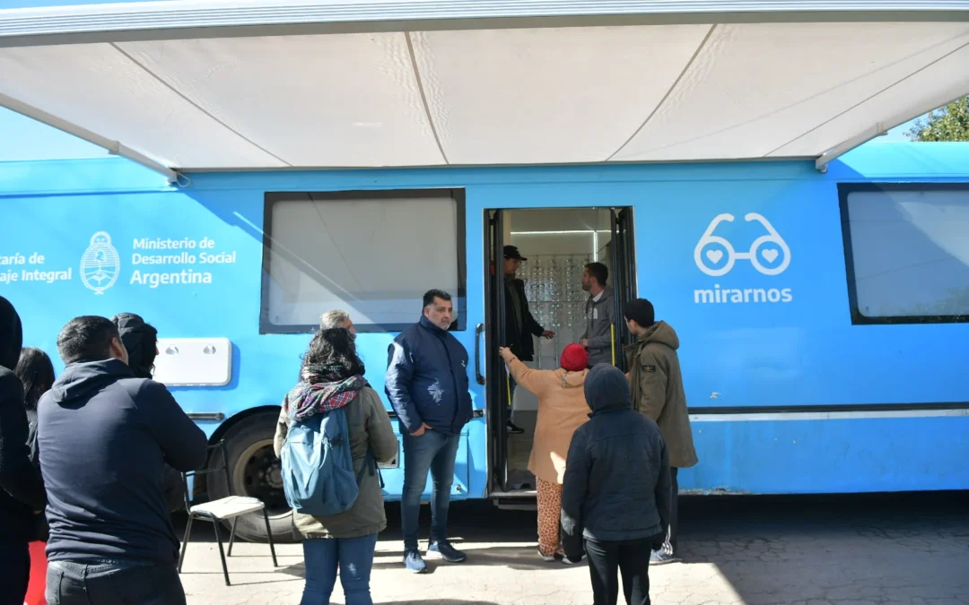 Atención oftalmológica y entrega de anteojos en el barrio Santa Rosa