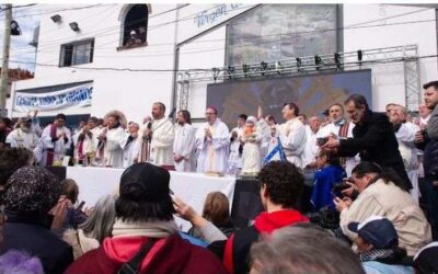 «Desorden emocional para ser  presidente»: la respuesta de la  Iglesia a Milei por atacar al Papa