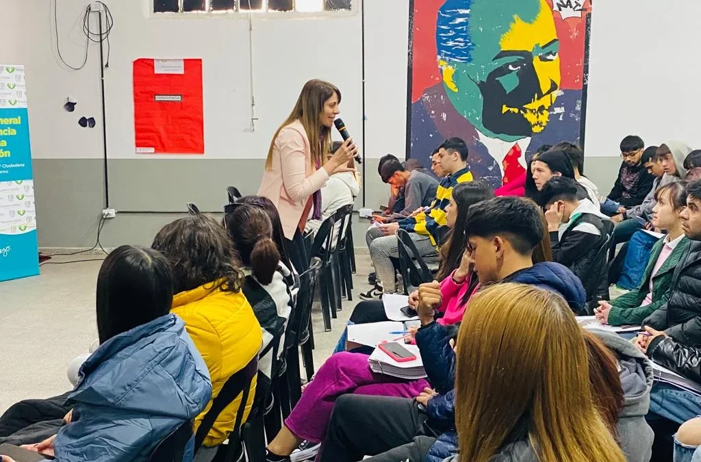 Capacitación de «Comunicación Asertiva» en escuelas varelenses