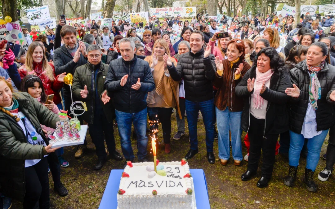 Reconocimiento oficial a las manzaneras en el  29º aniversario del «Programa Más Vida» en Varela