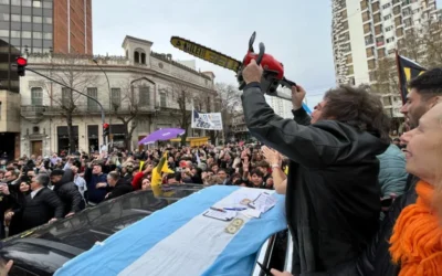 Javier Milei de caravana en La Plata: “Si ganamos la  Provincia, La Cámpora no tendrá donde esconderse”