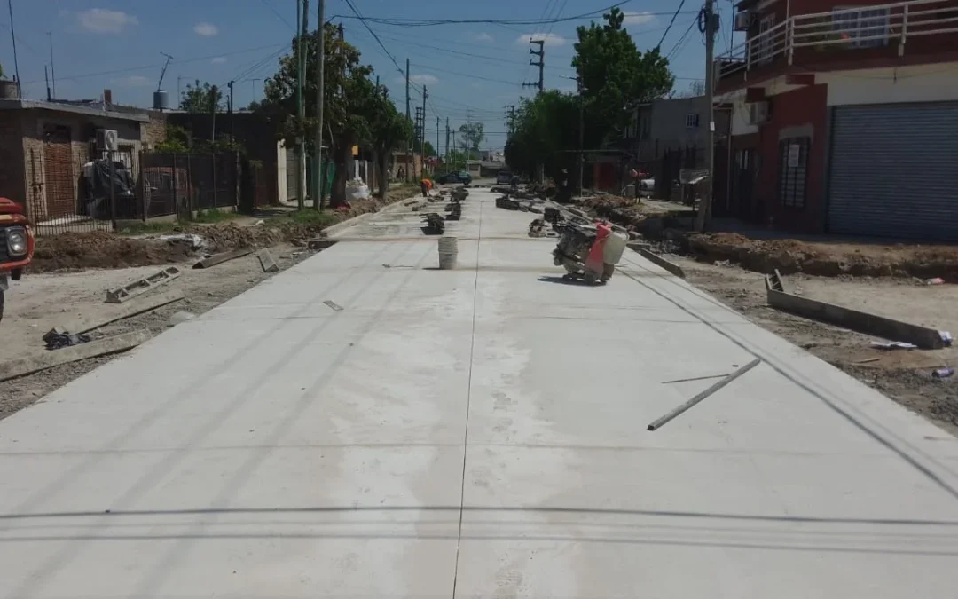 Avanzan las obras de pavimentación en arterias de Villa Mónica Nueva