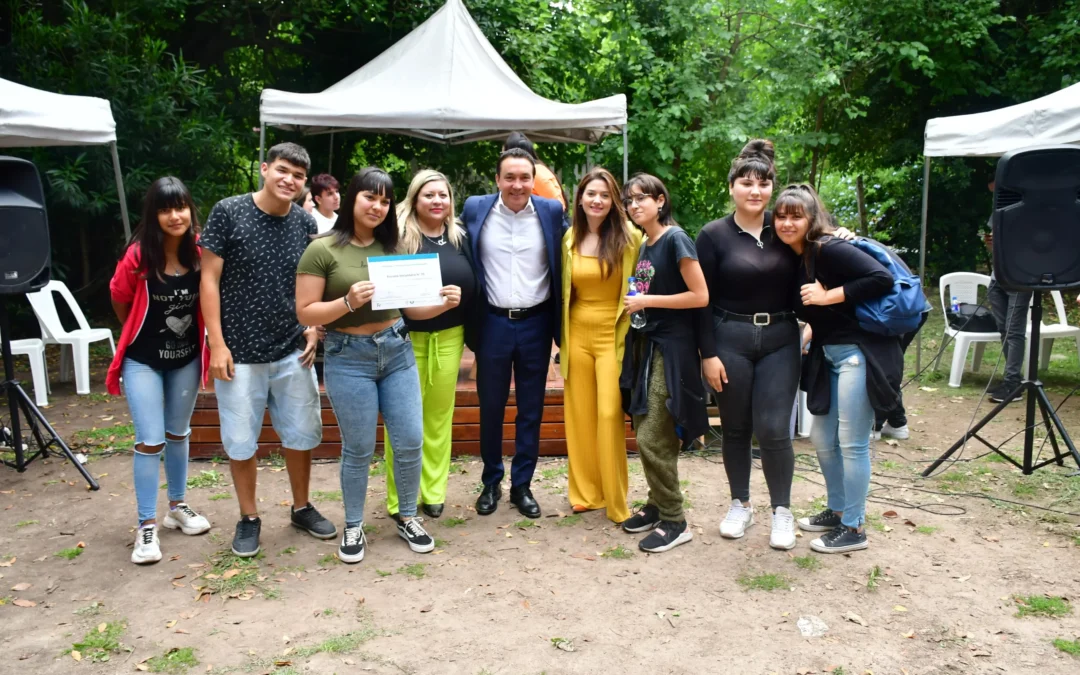 Entrega de diplomas a estudiantes universitarios varelenses que culminaron sus prácticas radiales en la emisora municipal