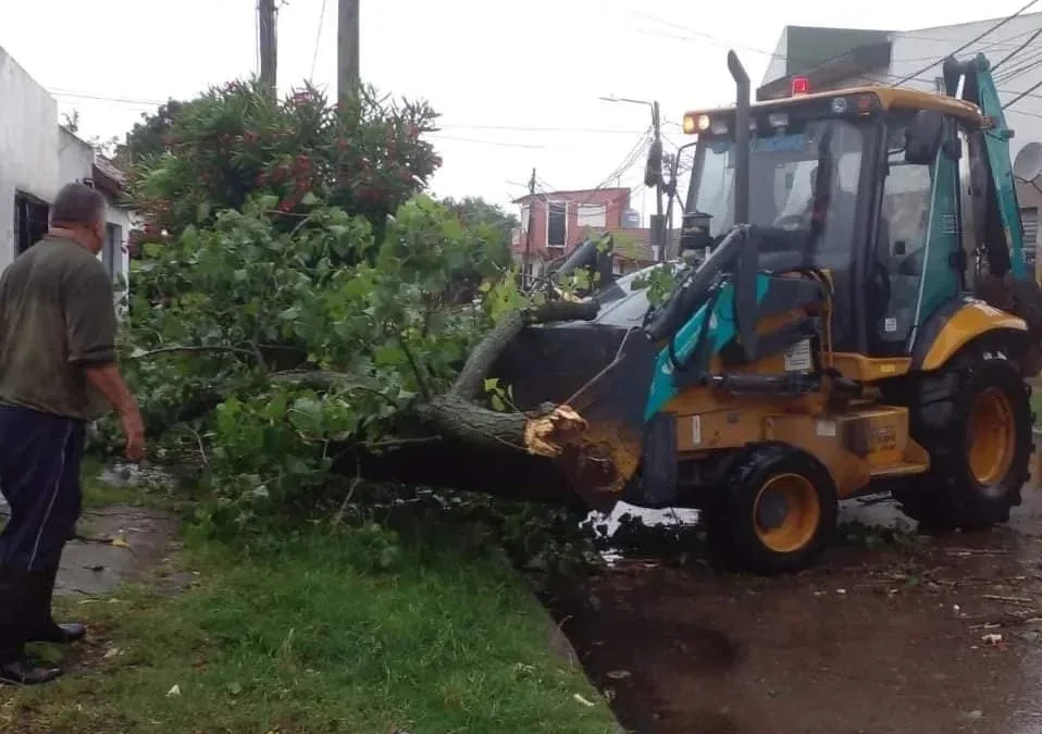 Más avances en las tareas tras el temporal en Florencio Varela