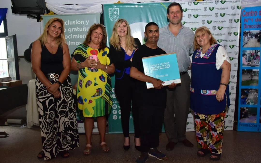 Entrega de netbooks a estudiantes varelenses