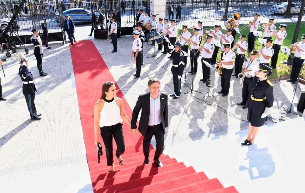 Asunción de Axel Kicillof: dos discursos,  ausencia de CFK y diferenciación de Milei