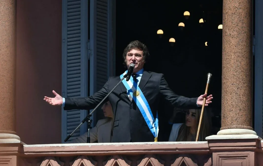 Milei saludó desde el balcón de la Casa Rosada: “Es el fin de la noche populista”