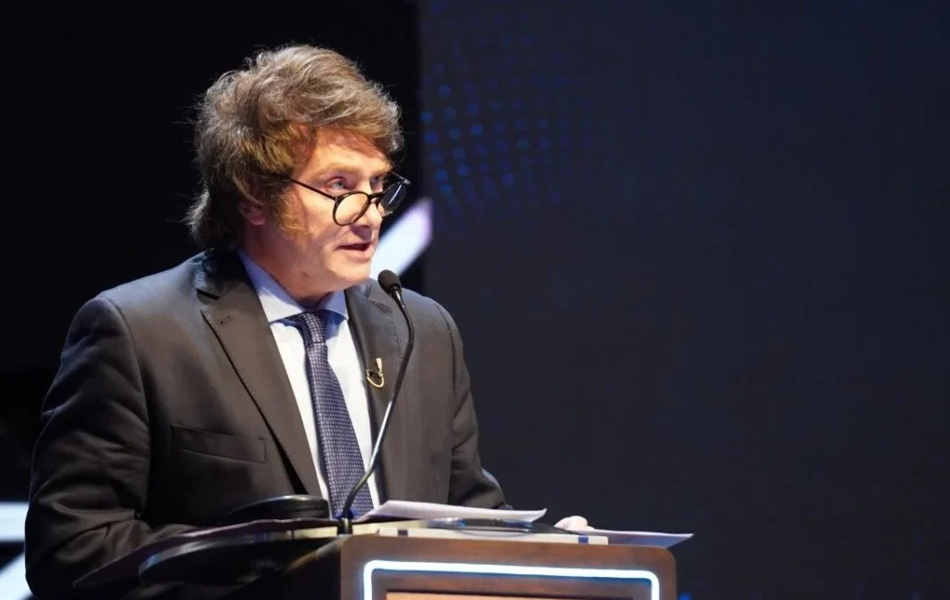Milei dijo que si la inflación de diciembre es del 30% “tienen que sacarlo en andas a Caputo”