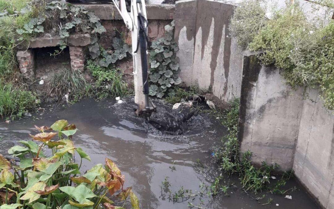Limpieza en arroyo y desagües del distrito