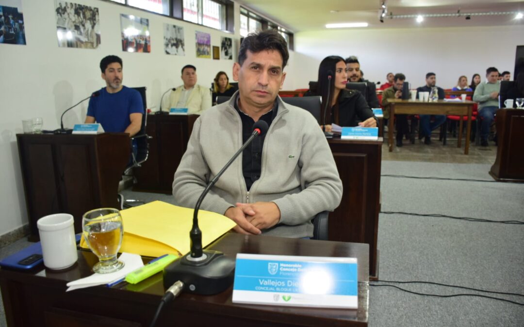 El edil Vallejos leyó su oratoria, se enojó y abandonó el recinto