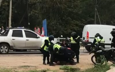 (Videos) Agentes comunales golpearon a motociclista con puñetazos y patadas, como lo hicieron los rugbiers con Fernando Báez Sosa
