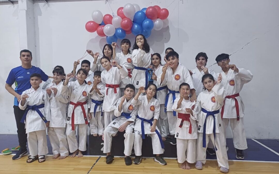 Más de 20 medallas para karatecas varelenses