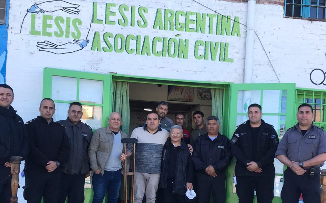 Desde una cárcel de Florencio Varela confeccionaron muletas para un hombre y una adolescente