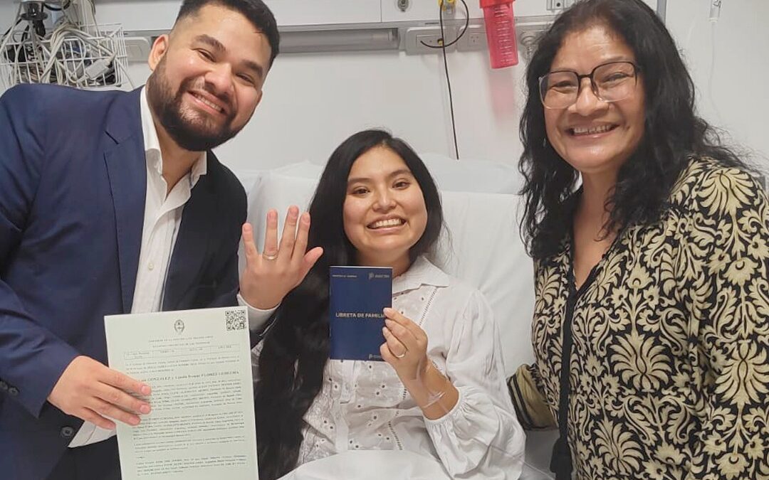 Emotivo momento en el Hospital  “El Cruce” con un casamiento