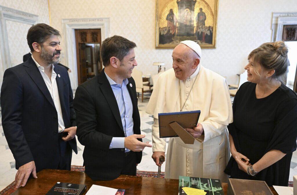 Kicillof se reunió con el Papa en el Vaticano:   «Conoce en detalle la situación social Argentina»