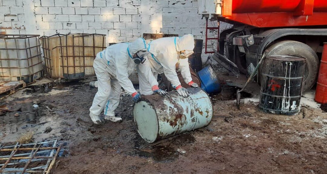 Oficial: En el corralón allanado en La Carolina había varios tambores con desechos químicos