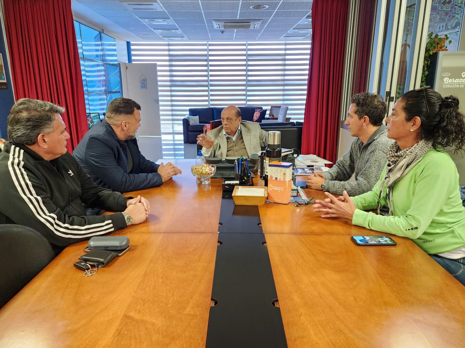 Con equipo de gimnasia,a la izquierda, Eduardo Alberto Gil, alias "Pegua" elevado a juicio oral. En la foto que publicó en sus redes aparece junto al intendente de Berazategui, Juan José Mussi, y a Daniel Menéndez, funcionario entonces del Ministerio de Desarrollo Social de La Nación.