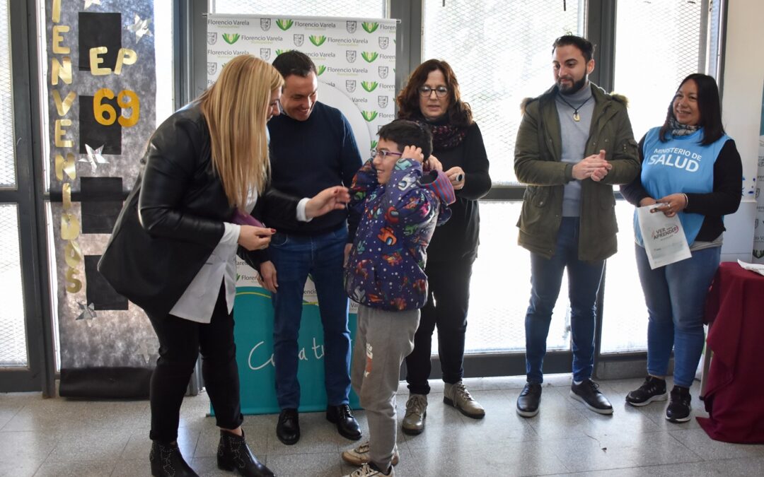 Alumnos de la Escuela Nº 69 recibieron lentes con aumento