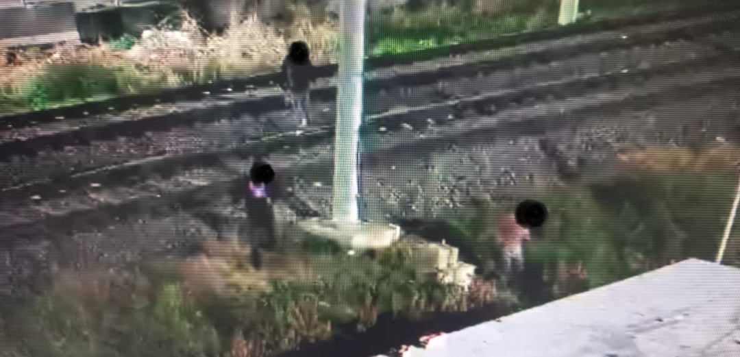 Tres detenidos por robar cableado en el paso bajo nivel de Av. Bosques