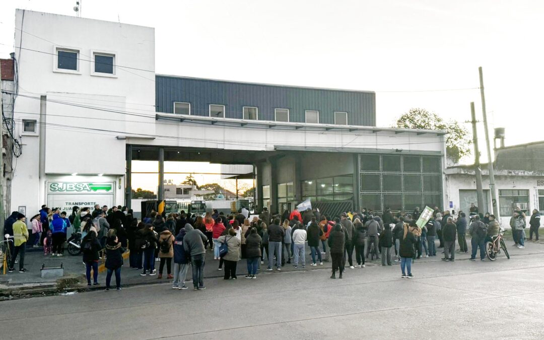 Protesta frente a la empresa San Juan Bautista por los servicios que presta