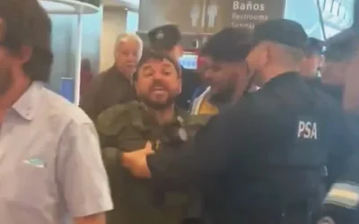 Juan Grabois fue escrachado en el Aeropuerto de Ezeiza y reaccionó: «¿A quién le robé?»