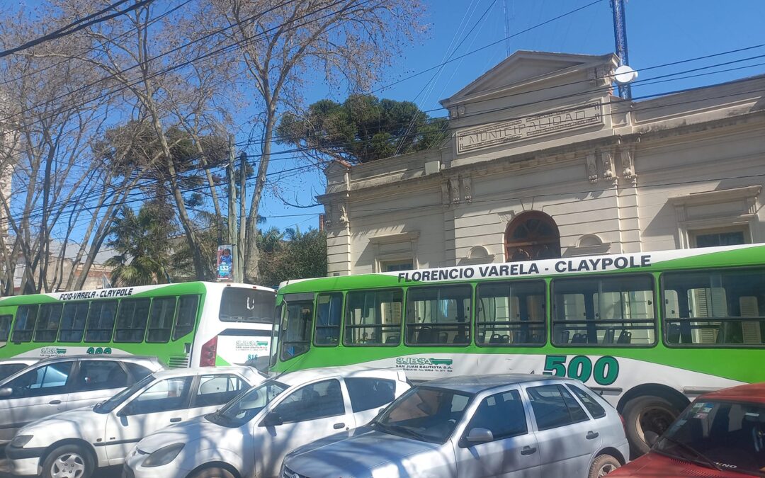 Choferes de la San Juan Bautista bloquearon  el Concejo Deliberante y la Municipalidad