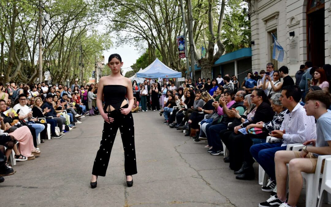 Florencio Varela recibió la primavera con el aniversario de la Radio Municipal, moda y música en vivo