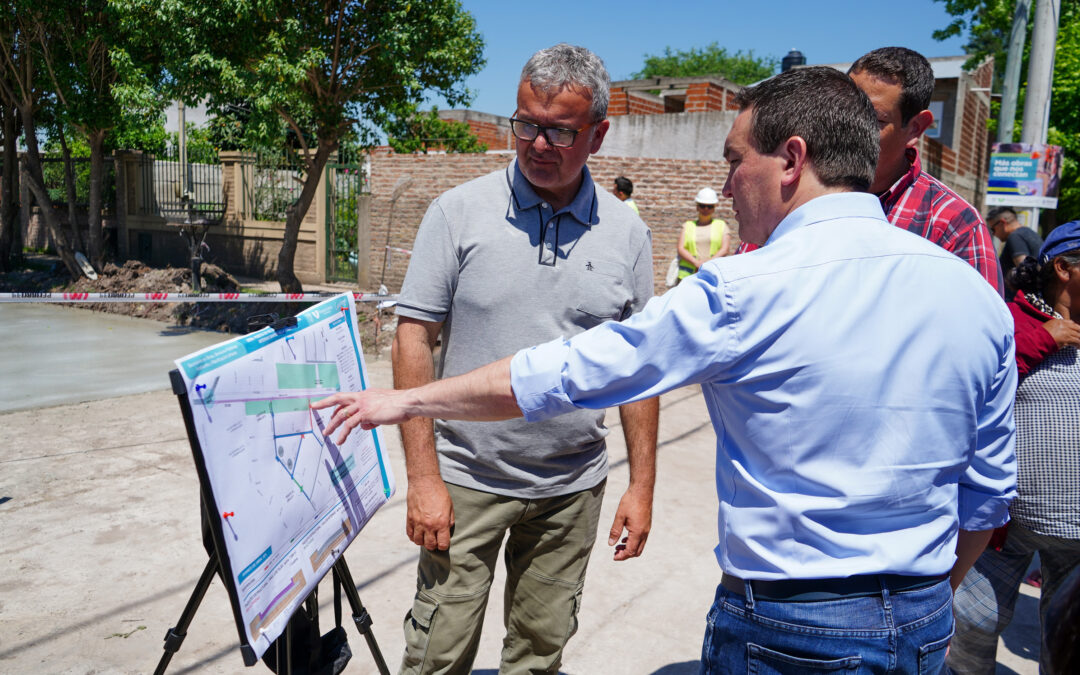 Andrés Watson monitoreó la construcción de nuevos asfaltos en Villa Argentina