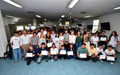 Entregaron certificados a estudiantes por sus prácticas en el Municipio