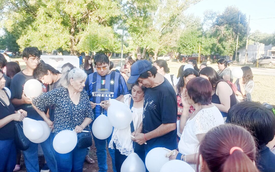Suelta de globos de los padres de Josué y con marcada distancia con los de Paloma
