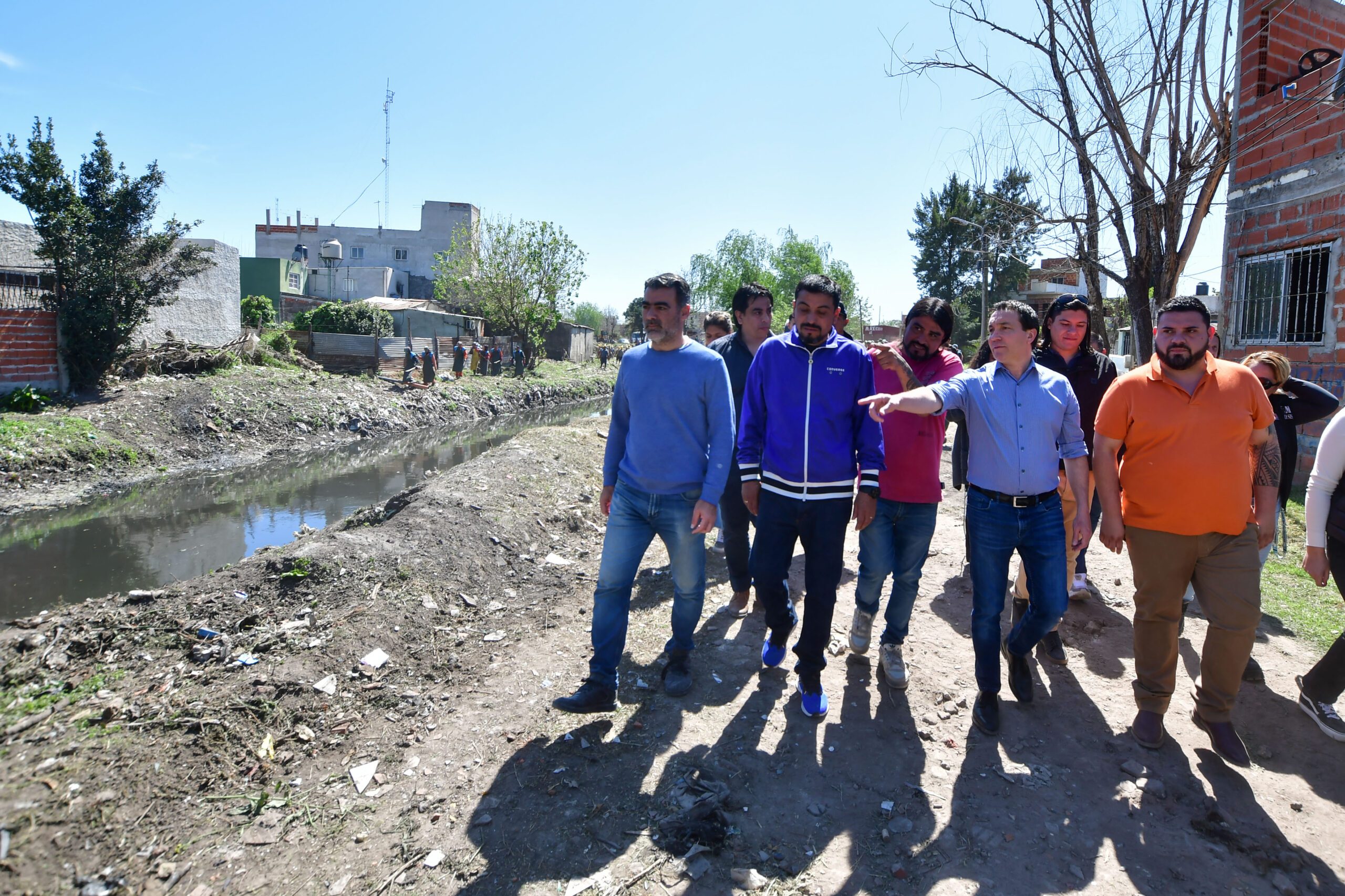 Basualdo (campera azul) Watson y Aguirre (remera naranja), a fines de septiembre de 2024 en el arroyo El Molino de Varela, donde se hizo una jornada de limpieza