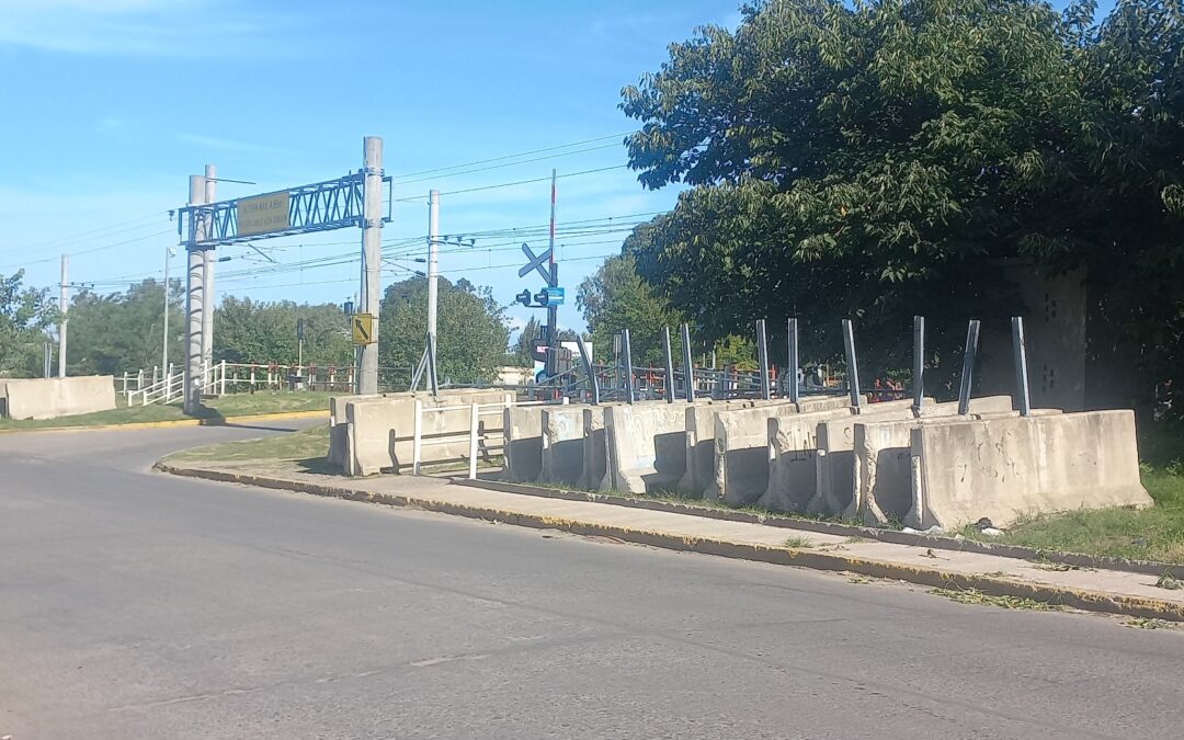 Santa Marta da batalla para que  no se cierre el único paso a nivel