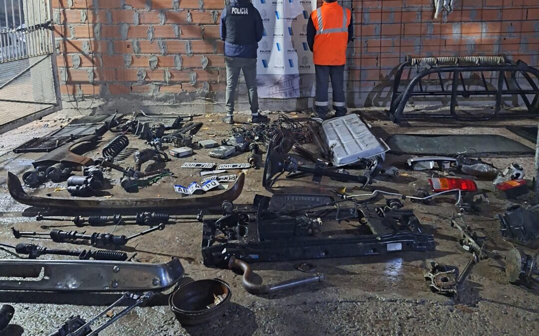 Tres detenidos en tres allanamientos por un robo y con autopartes secuestradas