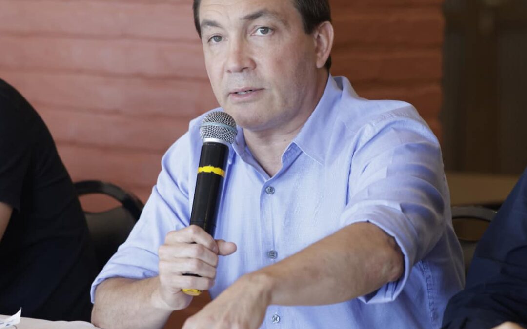 Watson: «estos tipos los bastardean y también les quitan recursos»