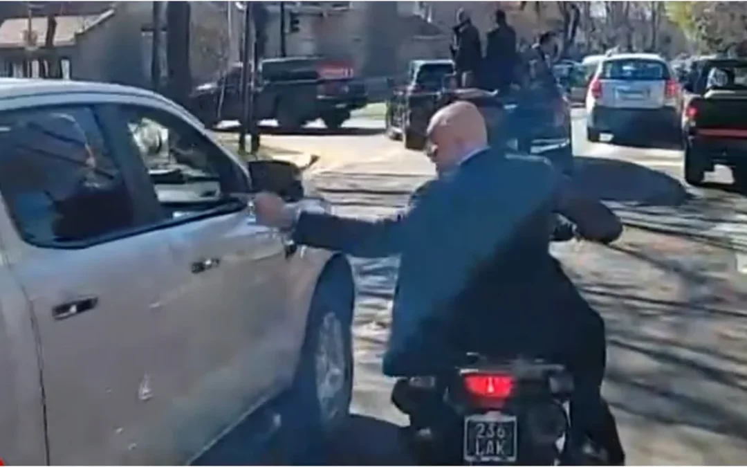 Le tiraron piedrazos a la caravana de Javier Milei en Lomas de Zamora y José Luis Espert se escapó en moto