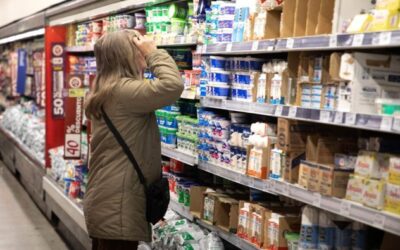 Un informe económico reveló que la mitad de los  argentinos se endeuda para comprar alimentos