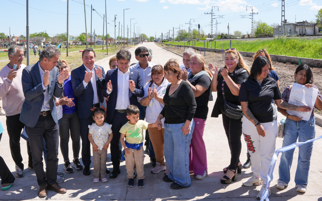 Andrés Watson y Axel Kicillof inauguraron nuevos  asfaltos en Villa Argentina y entregaron escrituras