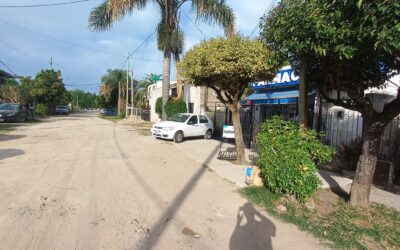 La Farmacia que tiene Villa  Vatteone en una calle de tierra