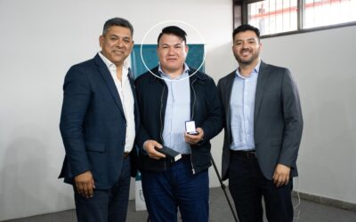 Aplauso, medalla y beso para el edil Diego Giménez